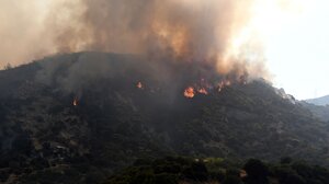 Πυρκαγιές: Αναζωπυρώσεις και νέα 112 σε Αχαΐα, Κεφαλονιά, Πρέβεζα και Χίο