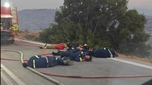 Πυρκαγιά στη Χίο: Εξαντλημένοι οι πυροσβέστες μετά την ολονύχτια μάχη με τις φλόγες