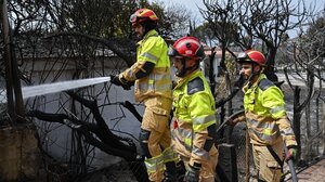 Μαίνονται οι πυρκαγιές στην Ισπανία - Έχασε τη ζωή του εθελοντής πυροσβέστης
