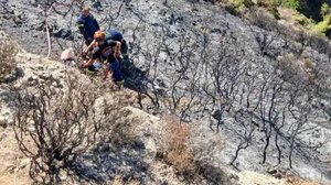 Με σπασμένο γόνατο ο πυροσβέστης που έπεσε σε χαράδρα στην Πάτρα