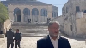 O Ισραηλινός υπουργός Εθνικής Ασφάλειας προκαλεί προσευχόμενος σε ιερό ισλαμικό χώρο