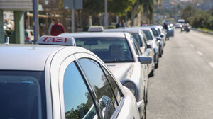 Αναγνωρίζει το λάθος του ο οδηγός ταξί που αποβίβασε την μητέρα με τα τρία παιδιά