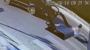 Πλατανιάς: Aυτοκίνητο παρέσυρε άνδρα και τον πέταξε μέτρα μακριά - Βίντεο