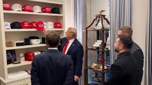 Τραμπ: Έδειξε σε Ζελένσκι και Μακρόν την συλλογή του από κόκκινα καπέλα «Maga»