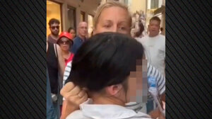 Βενετία: Τουρίστρια έπιασε 14χρονη κλέφτρα πορτοφολιών - Την κρατούσε από τα μαλλιά μέχρι να τη συλλάβει η αστυνομία