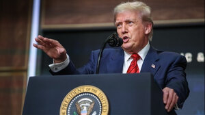 Ο Τραμπ διαβεβαιώνει πως «πολλοί» Αμερικανοί θα ήθελαν «να έχουν δικτάτορα»