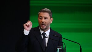 Ποιοι δεν αφήνουν τον Ανδρουλάκη να… αγιάσει;