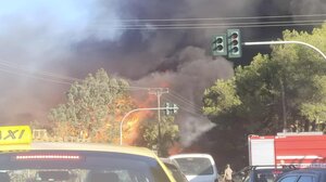 Φωτιά στο Μενίδι: Καίγεται επιχείρηση με παλέτες