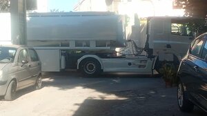 "Φορτηγά διασχίζουν με μεγάλη ταχύτητα τον δρόμο, αν πεταχτεί ένα παιδί τί θα συμβεί;"