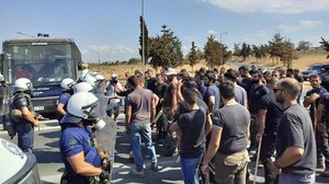 Κλιμακώνουν οι κτηνοτρόφοι: Νέο μπλόκο στον κόμβο Αεροδρομίου - Κυκλοφοριακό χάος