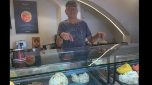 Ο σεισμολόγος Άκης Τσελέντης έγινε… παγωτατζής