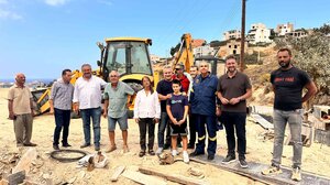 Ο Δήμαρχος Μαλεβιζίου επισκέφτηκε τα έργα της νέας πλατείας και της αίθουσας πολλαπλών χρήσεων στο Αμμούδι