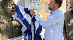 Συγκίνηση στα αποκαλυπτήρια της προτομής του ήρωα αεροπόρου Ανδρέα Απλαδά στον Καμαριώτη