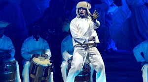 Ο Bad Bunny λέει ότι δεν συμπεριέλαβε τις ΗΠΑ στην περιοδεία του επειδή φοβόταν εφόδους της ICΕ