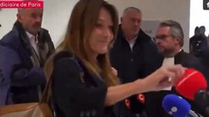 Σαρκοζί: Ενοχλημένη η Μπρούνι μετά την ανακοίνωση της απόφασης - Δείτε βίντεο