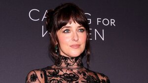 Η Ντακότα Τζόνσον με διάφανο Gucci που τράβηξε όλα τα βλέμματα στη Νέα Υόρκη