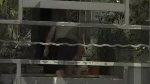 Απίστευτο: Διαρρήκτης «μπούκαρε» σε σπίτι μπροστά σε τηλεοπτικό συνεργείο!