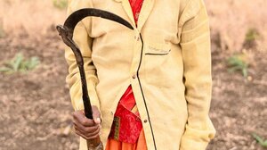 Τον χτύπησε με δρεπάνι στο κεφάλι και το σώμα