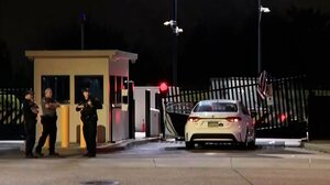 Συναγερμός στο Πίτσμπουργκ: Αυτοκίνητο έπεσε στην πύλη του FBI