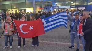 Eurobasket 2025: Έλληνες και Τούρκοι σήκωσαν μαζί τις σημαίες των χωρών τους 