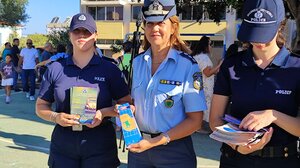 Αστυνομικοί διένειμαν ενημερωτικό υλικό στους μαθητές με θέματα κυκλοφοριακής αγωγής και οδικής ασφάλειας