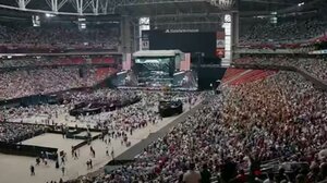 Τσάρλι Κερκ: Κοσμοσυρροή στο State Farm Stadium για την κηδεία του