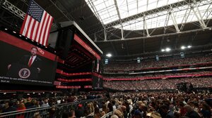 Το κατάμεστο State Farm Stadium αποχαιρέτησε τον Τσάρλι Κερκ - Βίντεο