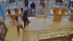 Κινηματογραφική ληστεία στην Καλιφόρνια: 30 μασκοφόροι μπούκαραν σε κοσμηματοπωλείο - Δείτε βίντεο