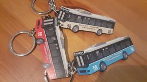 Ο οδηγός που χαρίζει ξύλινα μπρελόκ σε σχήμα λεωφορείου και το χαμένο πορτοφόλι που «αποκάλυψε» το μυστικό του