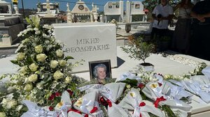 Συγκίνηση στο ετήσιο μνημόσυνο του Μίκη Θεοδωράκη στο Κοιμητήριο του Γαλατά