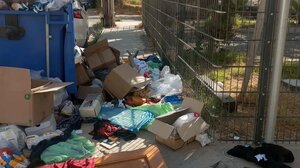 Ένας σκουπιδότοπος δίπλα σε παιδική χαρά!