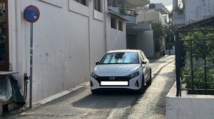 Πάρκαρε στη μέση-μέση, έβαλε και ηλιοπροστασία!