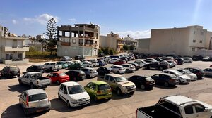 Εργασίες διαγράμμισης στο πάρκινγκ δίπλα στο Δημαρχείο Μαλεβιζίου