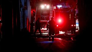 Ηράκλειο: Αναστάτωση στο Λιμάνι - Νταλίκες παραδόθηκαν στις φλόγες