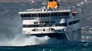 Viral βίντεο με πλοίο να δίνει μάχη με τα κύματα παρά το απαγορευτικό