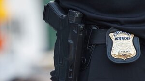 Αστυνομικός έσωσε 21χρονη από φλεγόμενο όχημα - Δείτε βίντεο