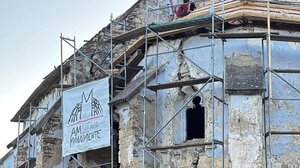 Εθελοντές διασώζουν γοτθική εκκλησία 600 ετών στη βόρεια Ρουμανία