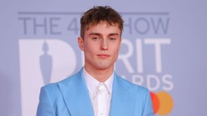 Ο Σαμ Φέντερ είναι ο πρώτος καλλιτέχνης που έκανε περιοδεία με ηλεκτροκίνητα φορτηγά