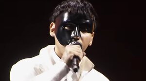 Sicario: Ποιος είναι ο τραγουδιστής με τη μάσκα που εμφανίστηκε στη συναυλία για τον Καζαντζίδη