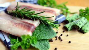 Σολομός ταρτάρ με αβοκάντο και φρέσκα μυρωδικά