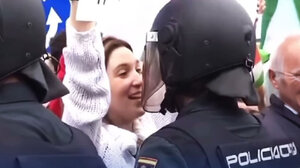 Viral love story στην Ισπανία: Η στιγμή που διαδηλώτρια κάνει τον αστυνομικό να χαμογελάσει!