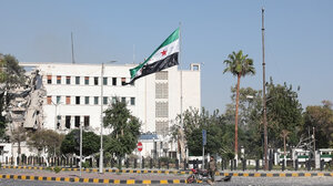 Επίθεση σε αμερικανικό και συριακό στρατιωτικό κομβόι στη Συρία, αναφορές για τραυματίες