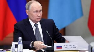 Ο Πούτιν αλλάζει τη νομοθεσία ώστε η Ρωσία να αγνοεί τις αποφάσεις των διεθνών ποινικών δικαστηρίων