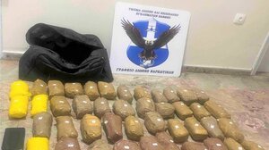 Συνελήφθη αλλοδαπός που μετέφερε 21,5 κιλά ηρωίνης