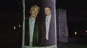 Εικόνες του Τραμπ με τον Επστάιν προβλήθηκαν στο Κάστρο του Ουίνσδορ