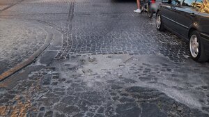 Μια λακκούβα άνοιξε στη Χανιώπορτα