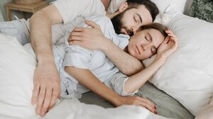 Νέα τάση στην ευεξία: η σκανδιναβική μέθοδος ύπνου για ζευγάρια