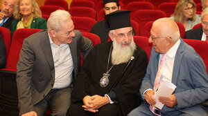 Τα δώρα, ο “γρύπας” οι “αμαρτίες” του προέδρου, τα μικρά ενσταντανέ από τα εγκαίνια!