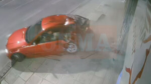 Αυτοκίνητο καρφώθηκε σε ΕΛΤΑ Courier στην Κηφισιάς - O οδηγός του είχε καταναλώσει αλκοόλ