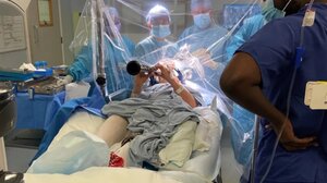 Γυναίκα με Πάρκινσον έπαιζε κλαρινέτο κατά τη διάρκεια επέμβασης